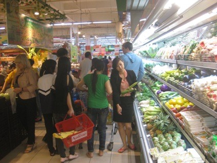 Trong khi đó, với giá cả được bình ổn, lượng khách tìm đến siêu thị cũng đông hơn hẳn ngày thường. Ảnh: VTC News.